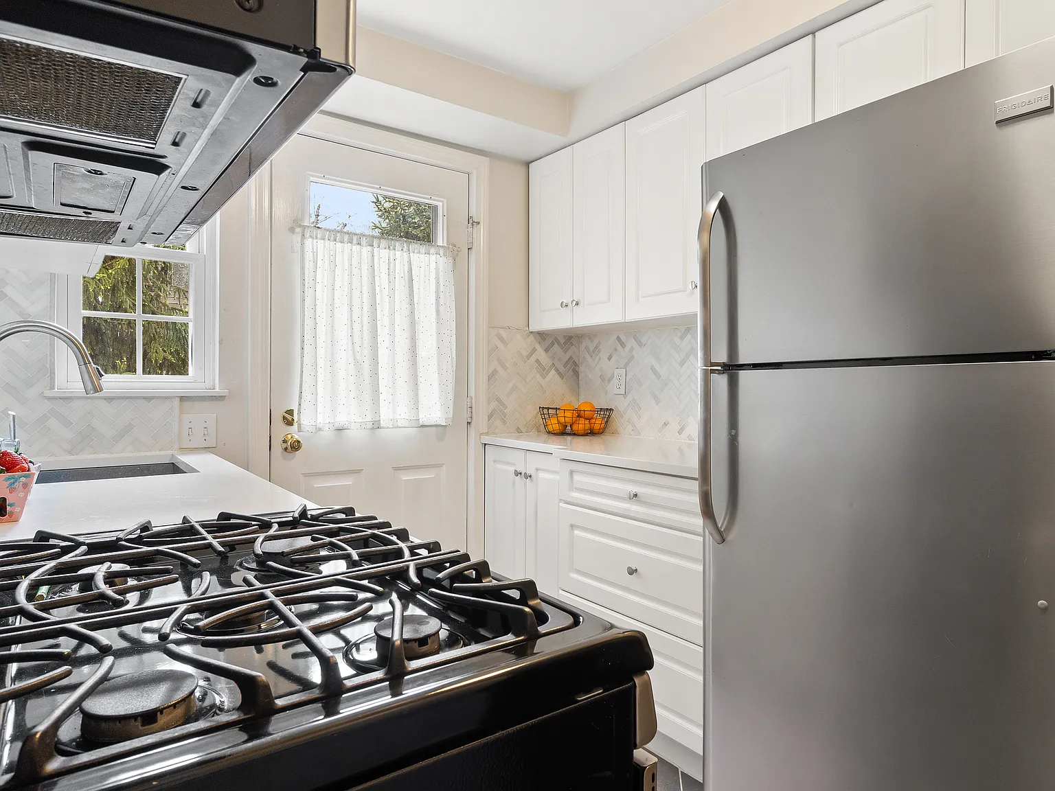 2 bed, 1872 sqft, $4,300 — Photo 4