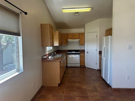 4th image of 504 Leeward Dr NW
