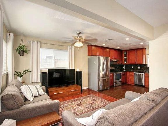 3rd image of 755 Acacia Ave