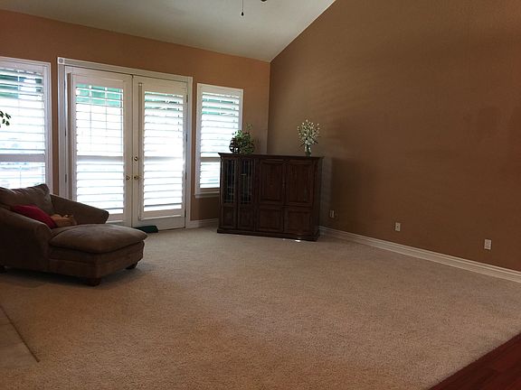 4th image of 916 Silverado Dr