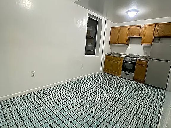 4th image of 424 W 56th St APT 5