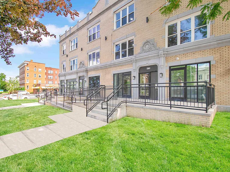479 Farmington Ave #203 — Photo 11