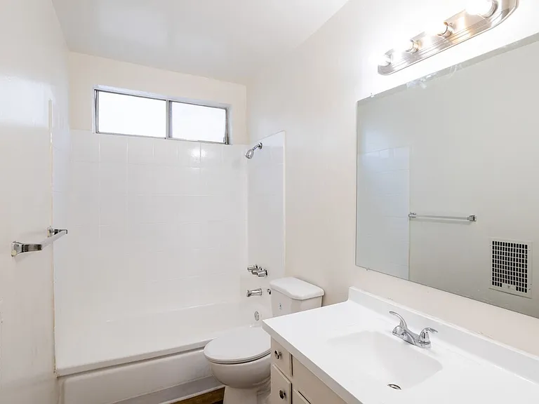 Roscoe Apartments — Photo 8