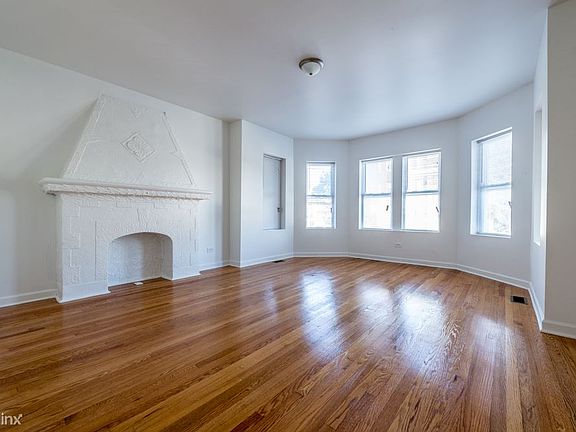 10719 S Calumet Ave Apartments Chicago Living Room_01
