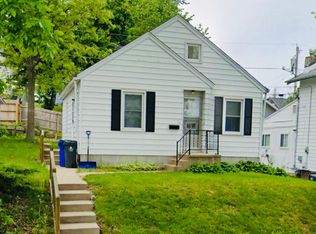 1027 16th St NE, Cedar Rapids, IA 52402