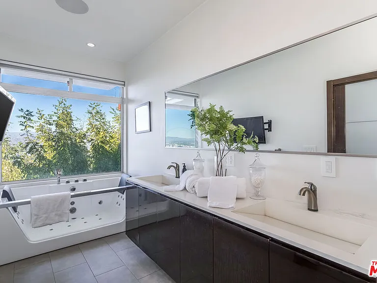 7177 Pacific View Dr — Photo 19