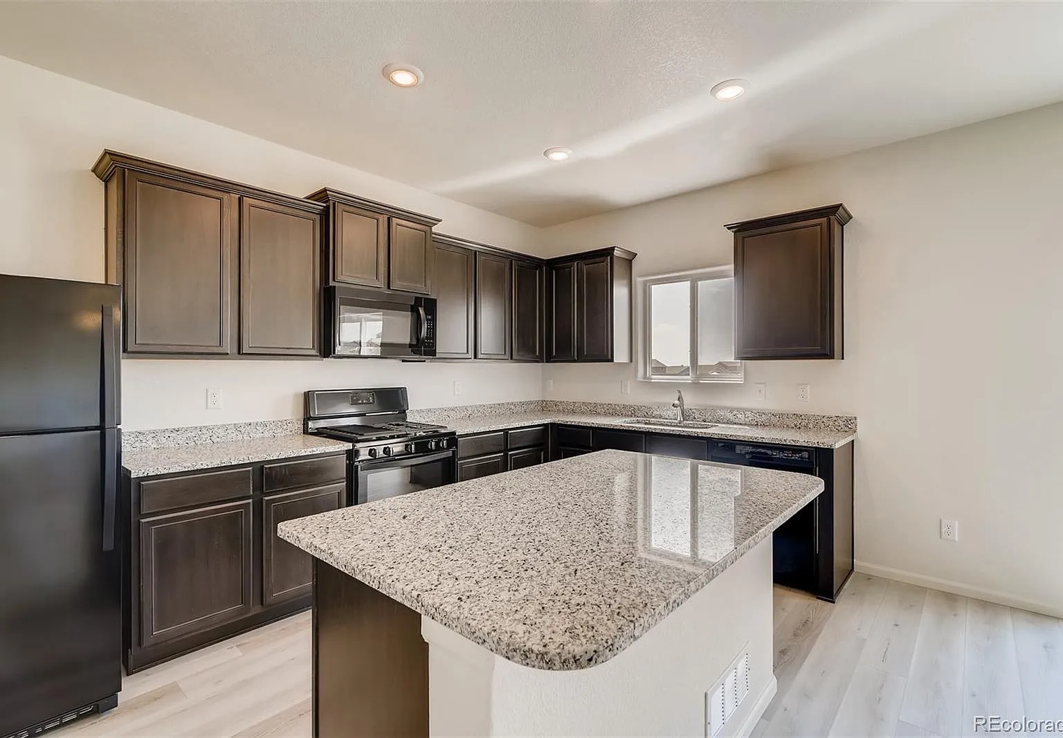 4 bed, 2.5 bath, 2361 sqft, $2,800 — Photo 2
