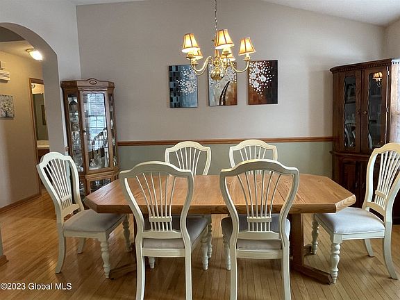 3rd image of 7 Danbury Ct