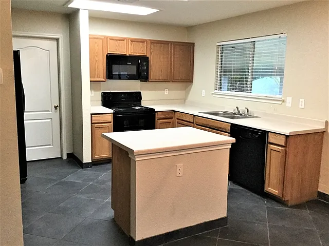 3 bed, 2.0 bath, 2111 sqft, $1,975 — Photo 3