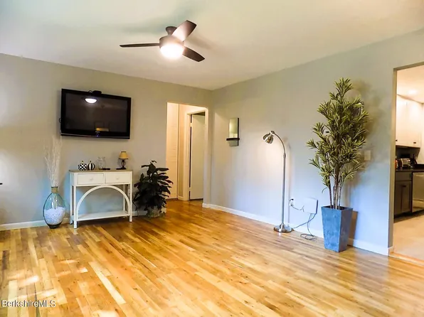4 Morgan Mnr APT 1, Lenox, MA 01240