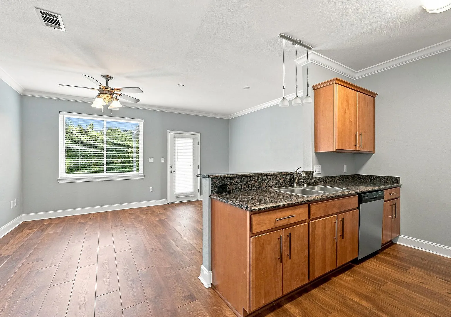 Updated 2 Bedroom Townhome Near Eglin AFB! — Photo 4