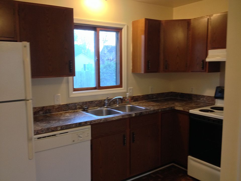 Eat in Kitchen with appliances