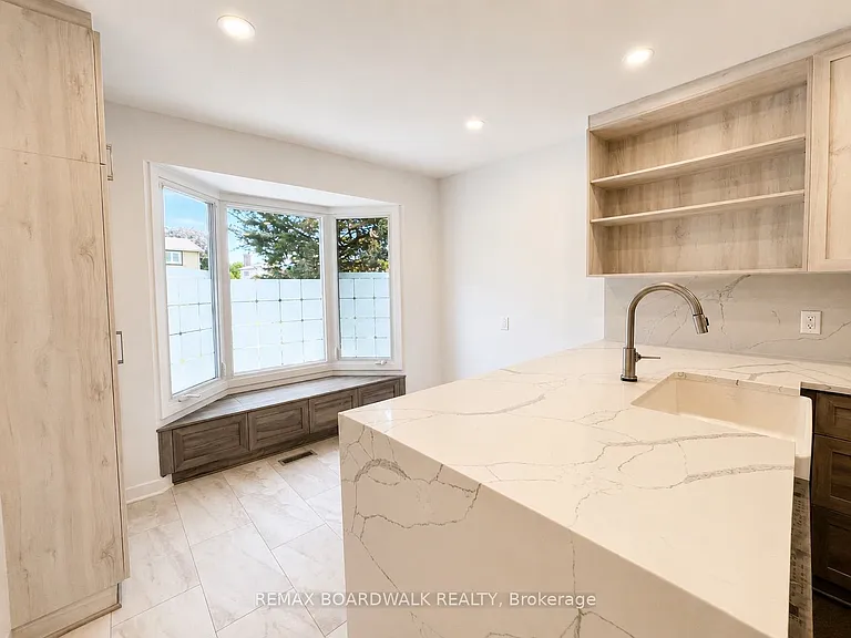 4396 Whittaker Cres — Photo 9