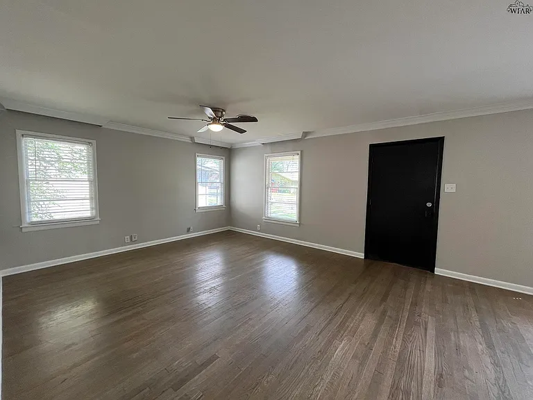 1824 Woodrow Ave — Photo 2