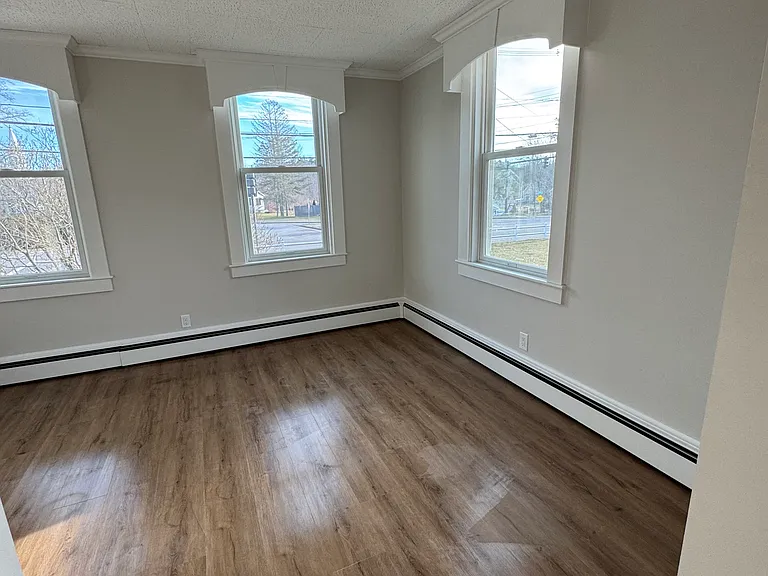 643 Center St — Photo 8
