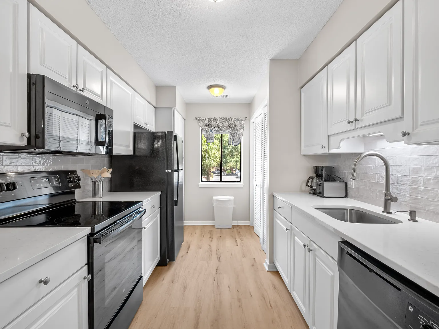 2 bed, 969 sqft, $2,650 — Photo 3