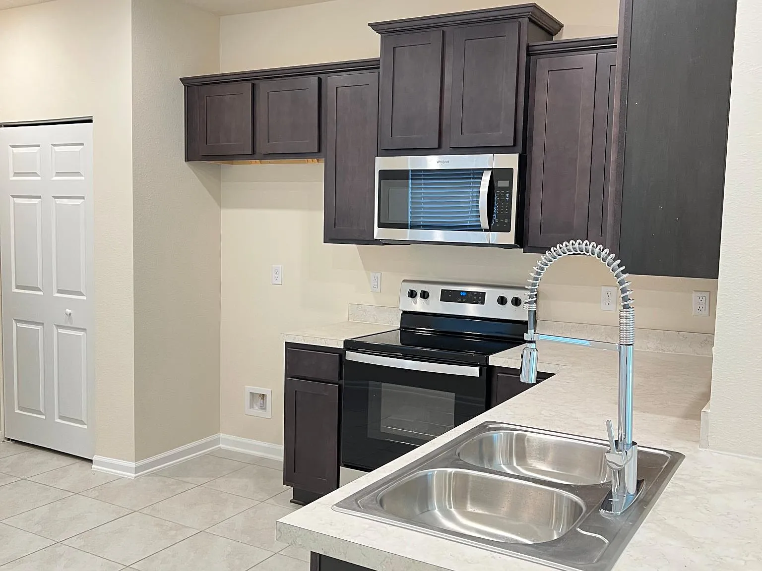 3 bed, 2.5 bath, 1502 sqft, $1,850 — Photo 3