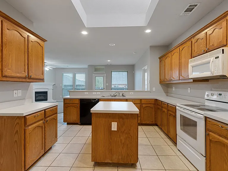 12913 Farmington Dr — Photo 6