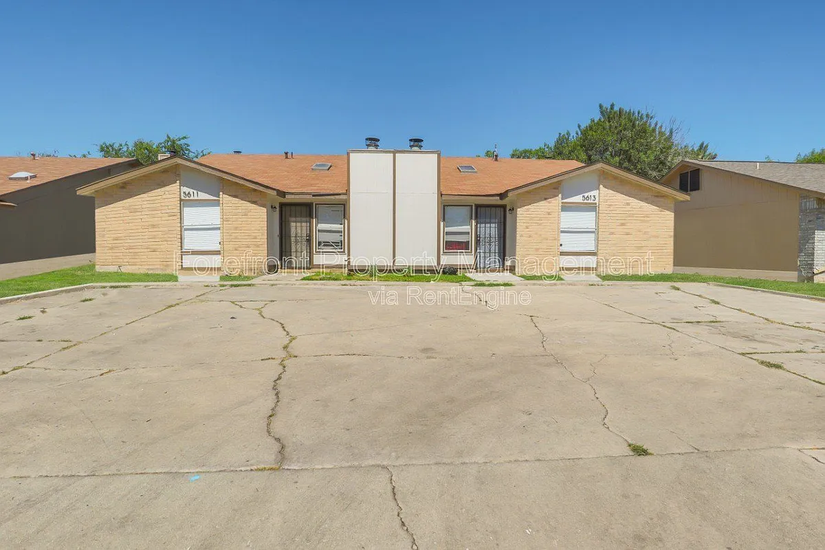 Building Photo - 5613 Lochmoor #2