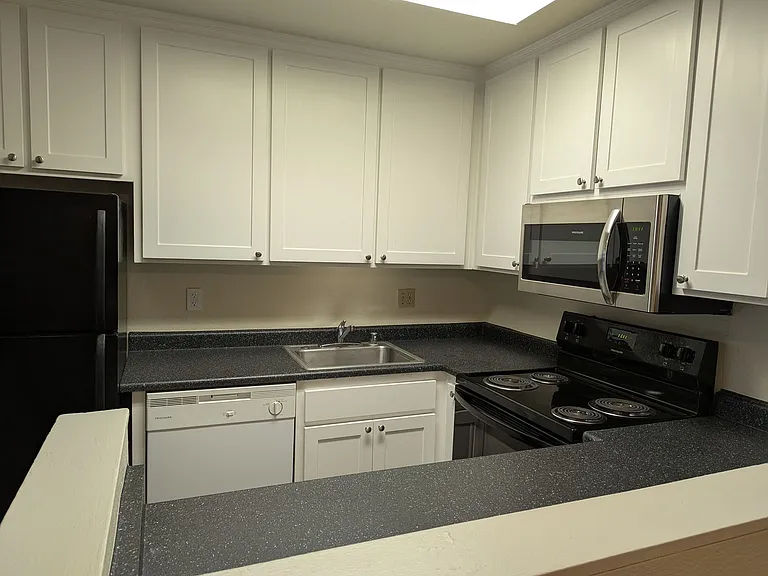 Eastlake Apartments — Photo 42