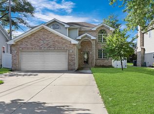 1018 S Riverside Dr, Elmhurst, IL 60126