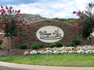 6907 Village Lake Cir, Chattanooga, TN 37412