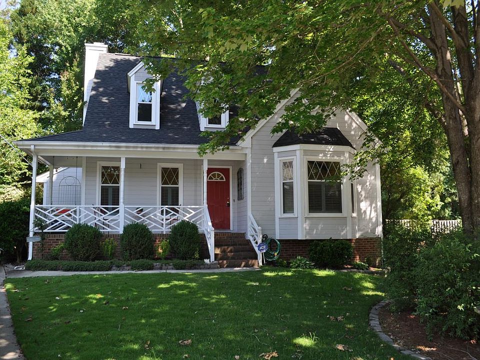 Nice font porch with swing.