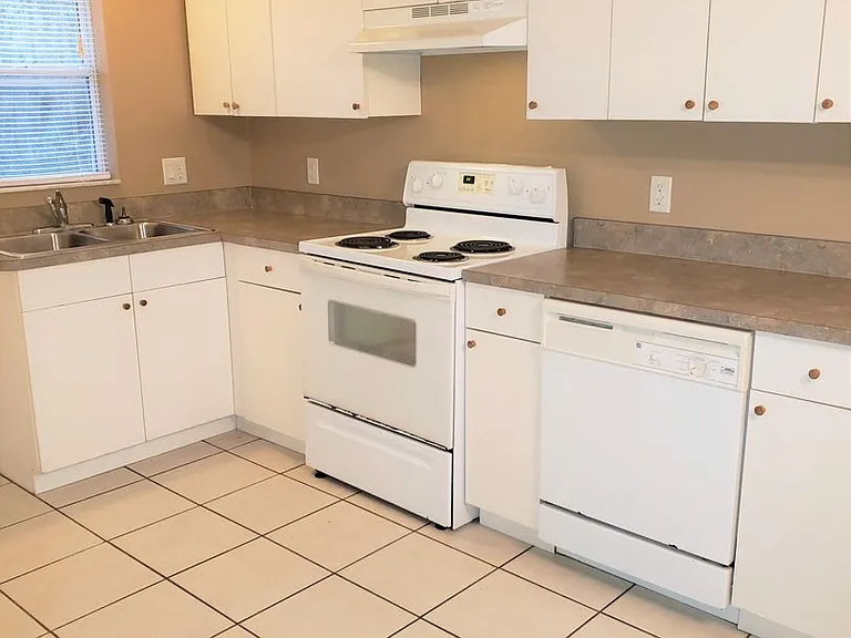 9328 N Travis Dr — Photo 6