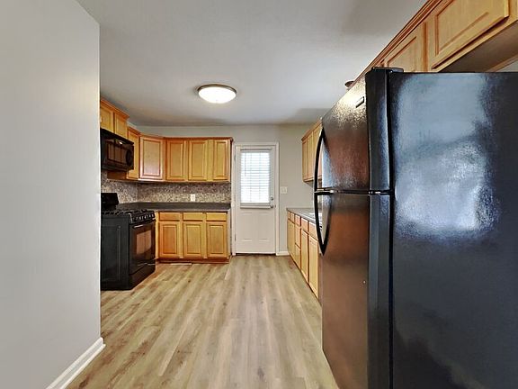 3rd image of 827 Marilynn Ave