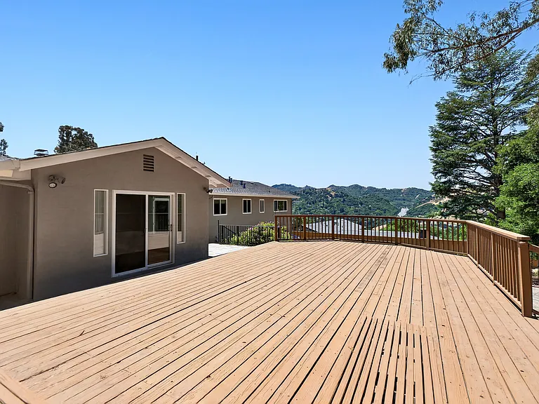 25 Bates Blvd — Photo 17