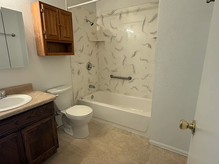 555 Garfield Dr #4 — Photo 1