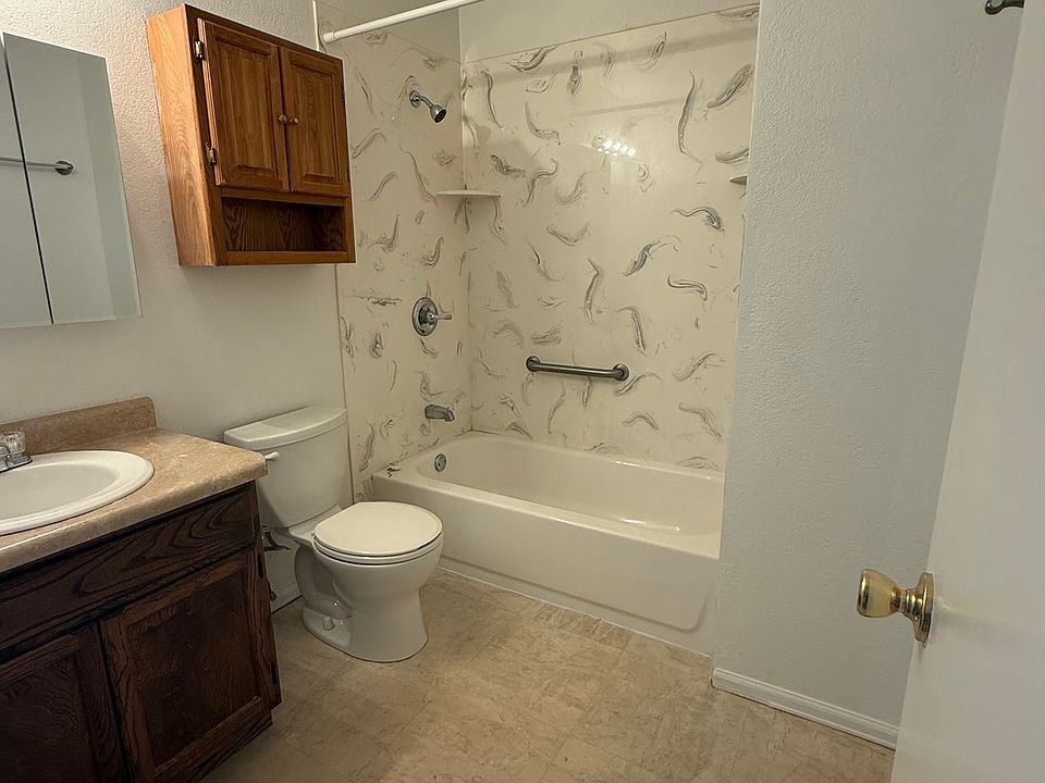1st image of 555 Garfield Dr APT 4