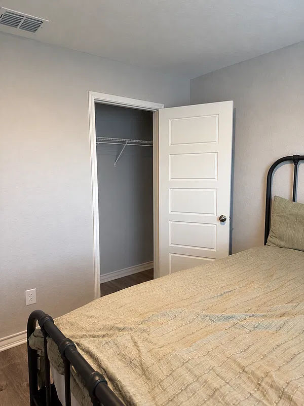 3 bed, 2.0 bath, 1330 sqft, $2,300 — Photo 2