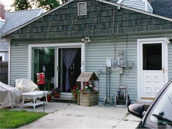 3rd image of 26081 Hanover St