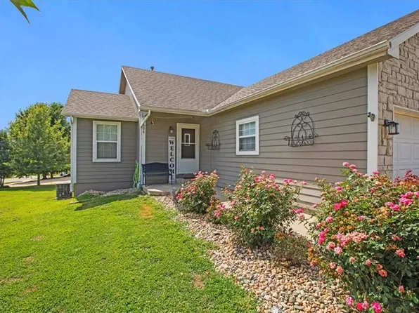 126 Joles Dr, Tonganoxie, KS 66086