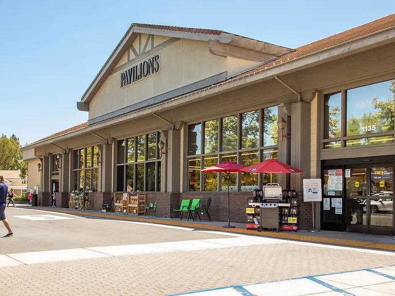 Your favorite shops and retailers are all nearby, along Lindero Canyon Road.