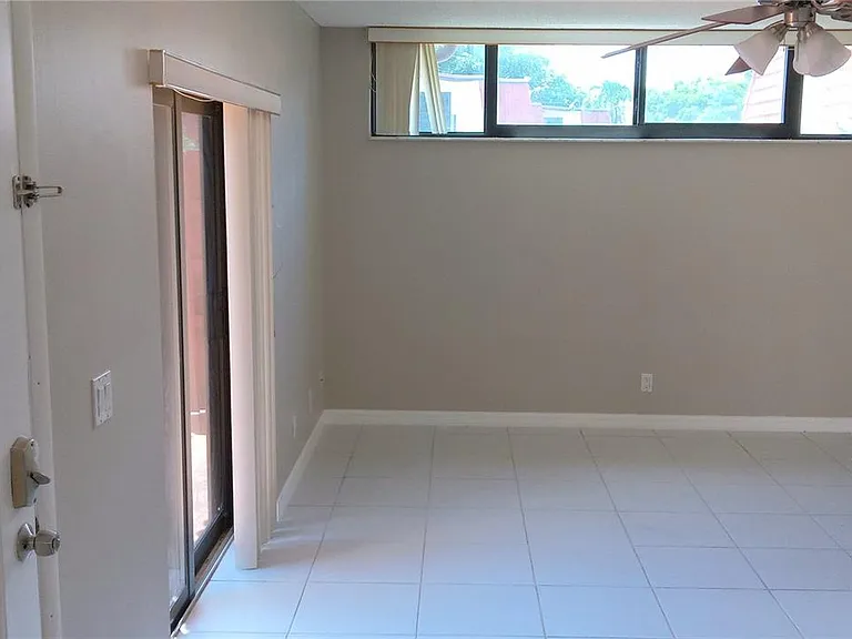 3841 Victoria Dr #14D — Photo 4