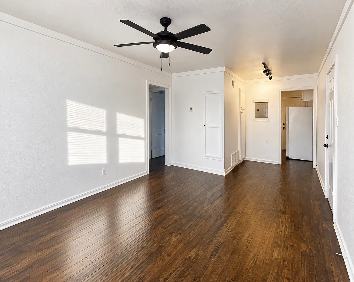 1714 N Lindsay Ave - 6 — Photo 3