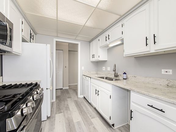 Nice & Bright Kitchen with tons of cabinets