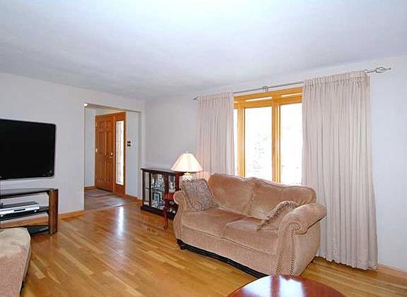 4th image of 4713 Robert Dr