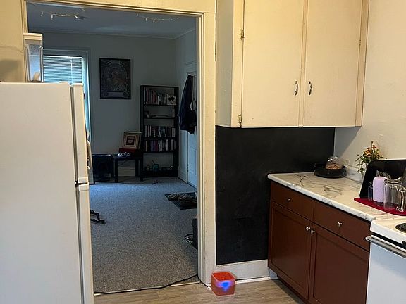 4th image of 412 N Linn St #2