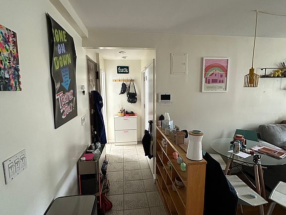 3rd image of 506 E 6th St APT 4R