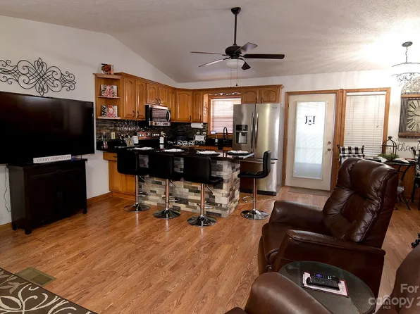 91 Summer Place Dr, Waynesville, NC 28785