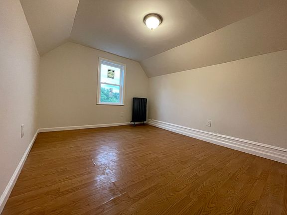 5th image of 7 Oakwood Ave Unit B