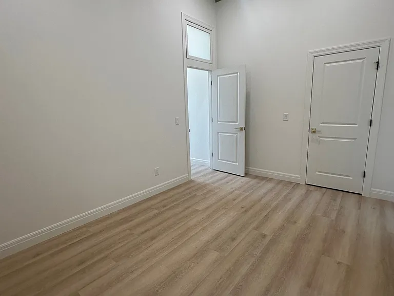 113 E Broadway St #B — Photo 9