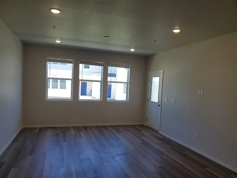Spacious and Open Condo w/ Modern Finishes — Photo 8