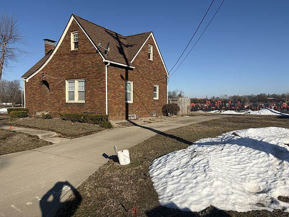 3rd image of 1610 E Davis Dr