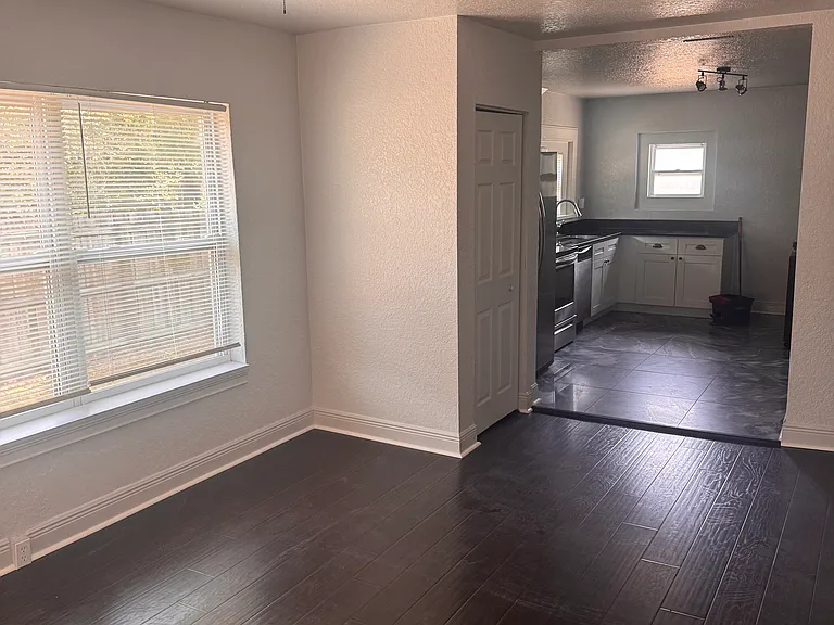 1713 E Chelsea St — Photo 6