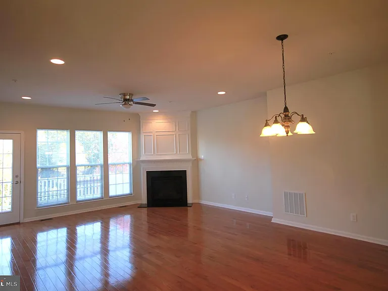 515 Ellison Dr — Photo 7