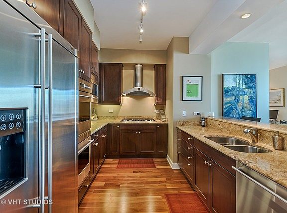 4th image of 1201 S Prairie Ave #2702